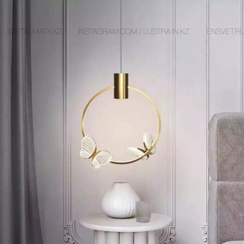 Подвесной светильник с декоративными светящимися бабочками на кольцевом каркасе с LED-свечением.